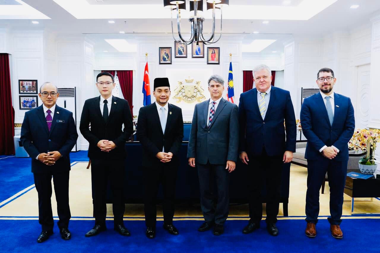 柔:美驻马大使访柔 与大臣交流经贸课题