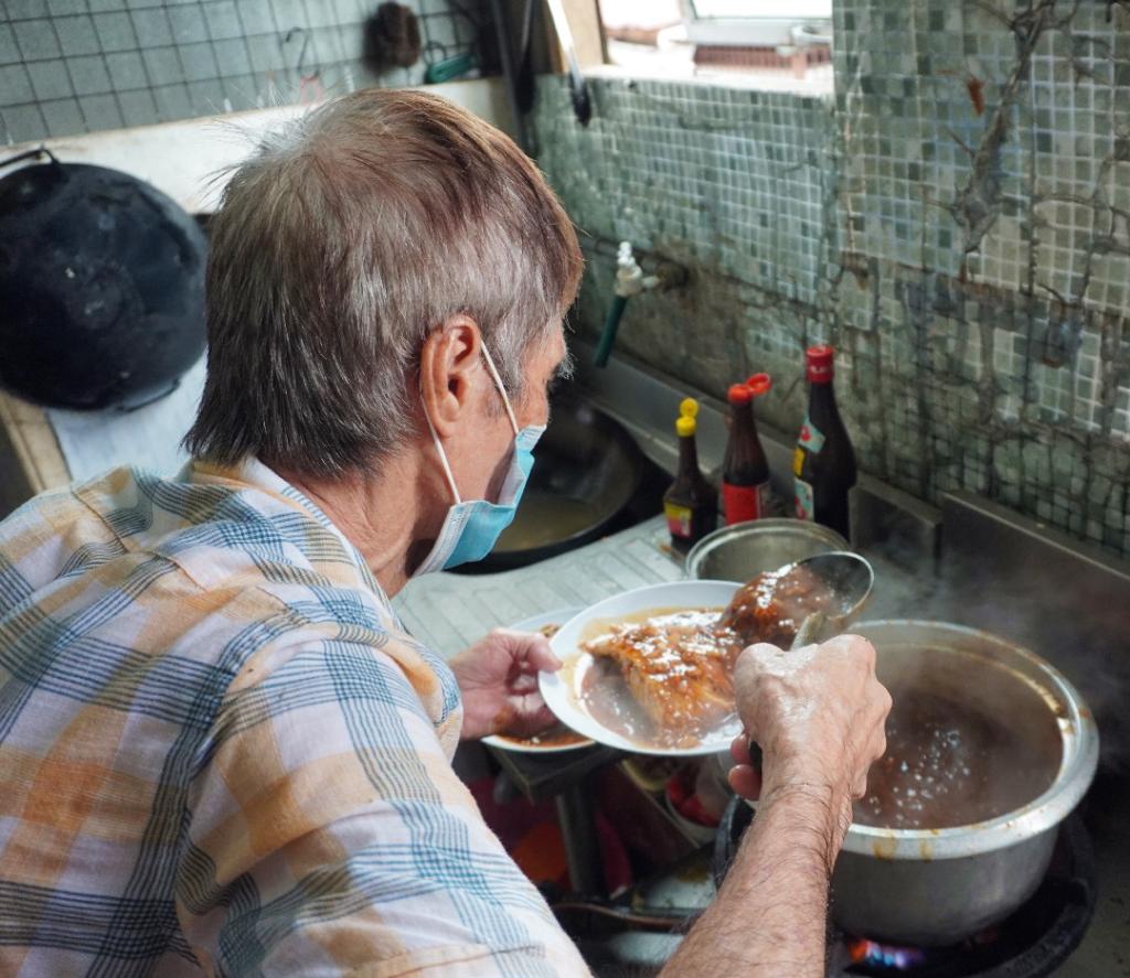柔：食客指路（7月19日刊）：实惠杂菜饭，豆酱鱼头和卤猪脚吸引老饕