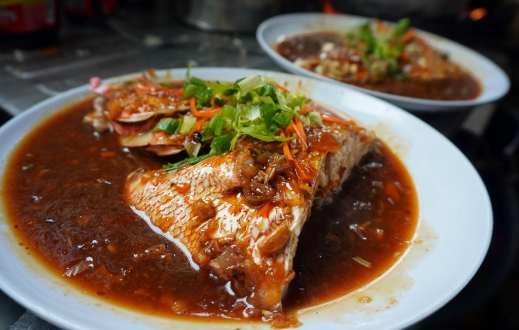 柔：食客指路（7月19日刊）：实惠杂菜饭，豆酱鱼头和卤猪脚吸引老饕