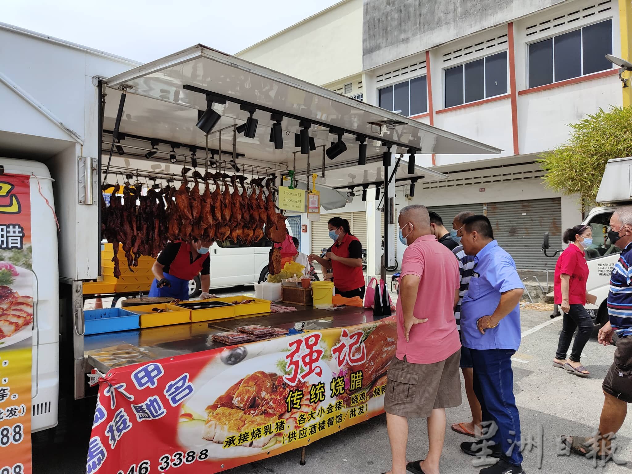 欢乐餐车嘉年华 民众烈日当空仍撑伞寻美食