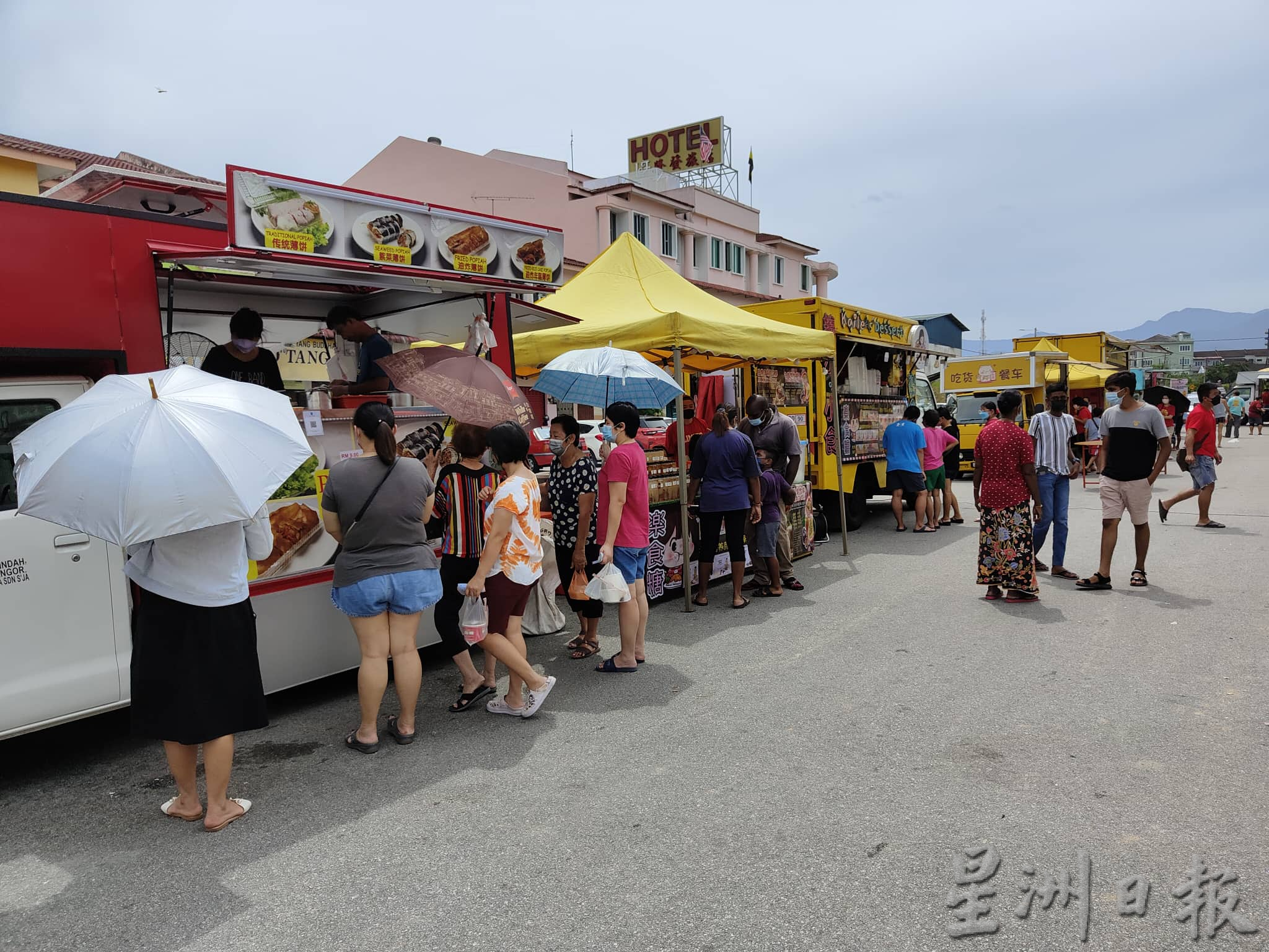 欢乐餐车嘉年华 民众烈日当空仍撑伞寻美食