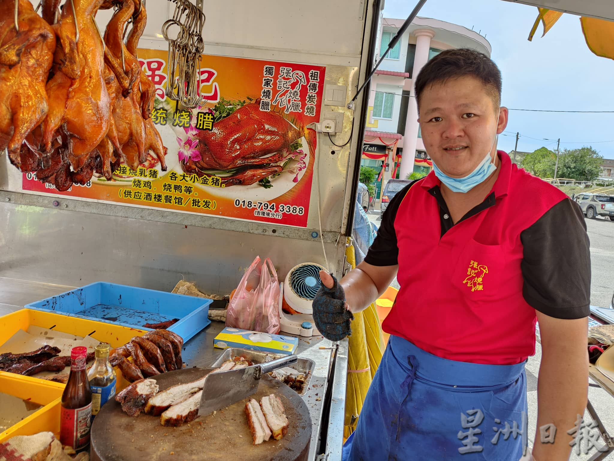 欢乐餐车嘉年华 民众烈日当空仍撑伞寻美食