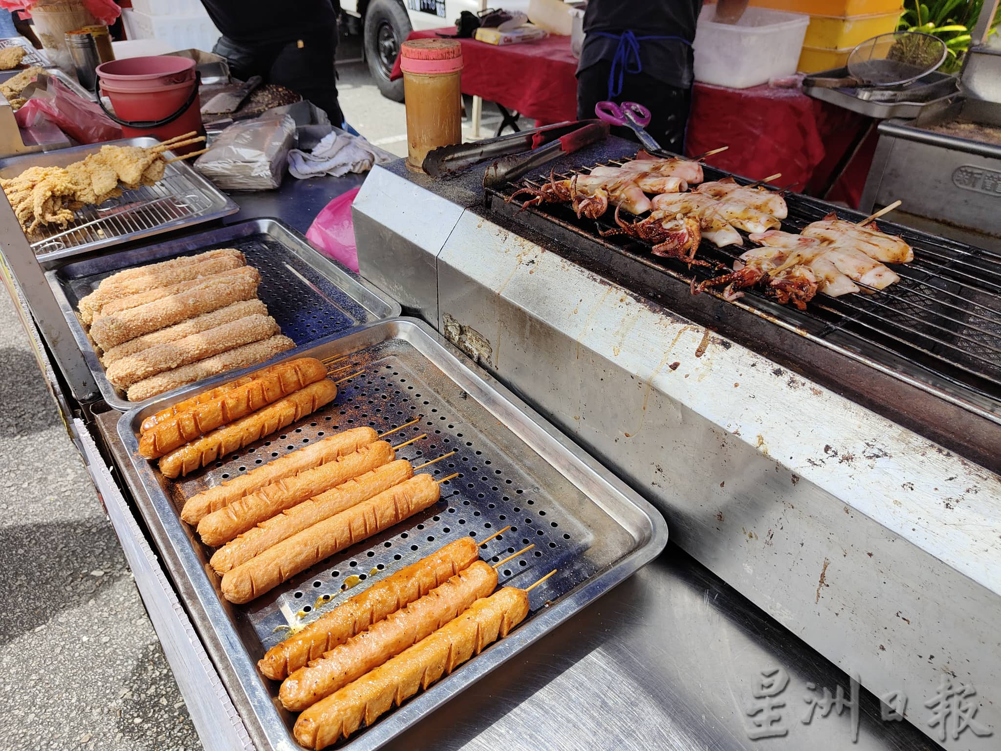欢乐餐车嘉年华 民众烈日当空仍撑伞寻美食
