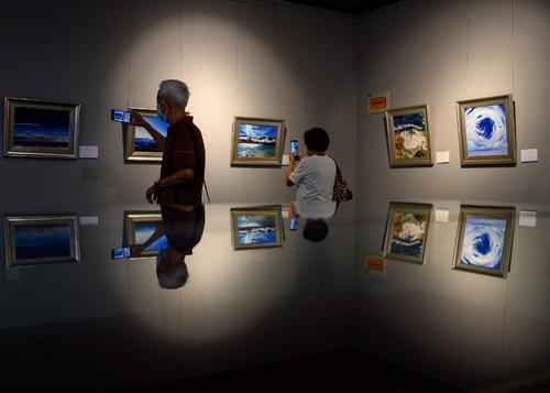 每日一展两图)卧床作画34年 残疾妇办画展