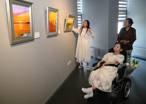 每日一展两图)卧床作画34年 残疾妇办画展