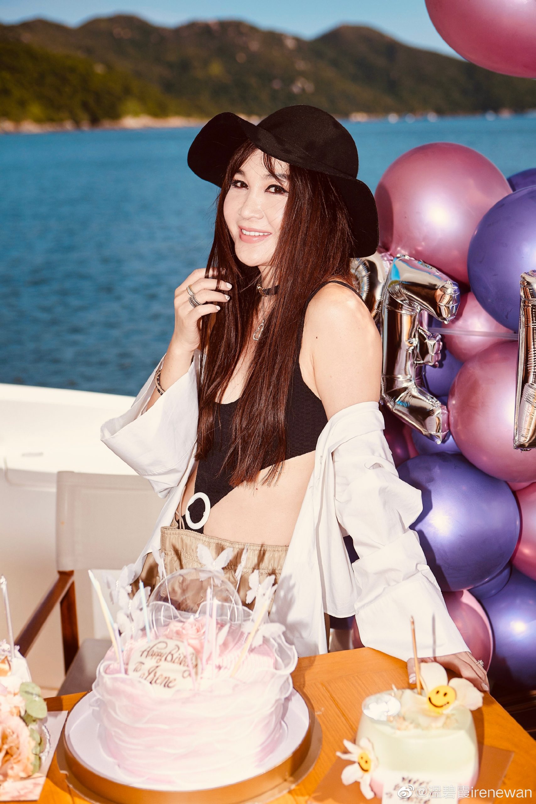  温碧霞拉队出海庆56岁生日 穿泳装派福利