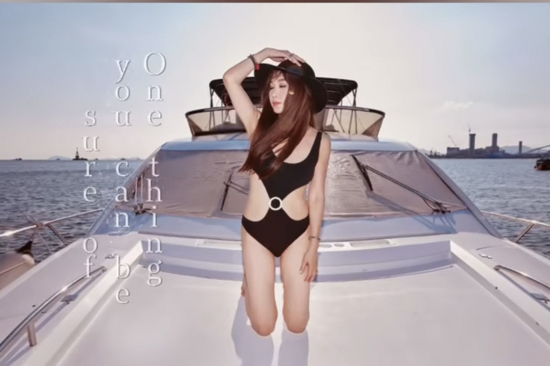  温碧霞拉队出海庆56岁生日 穿泳装派福利