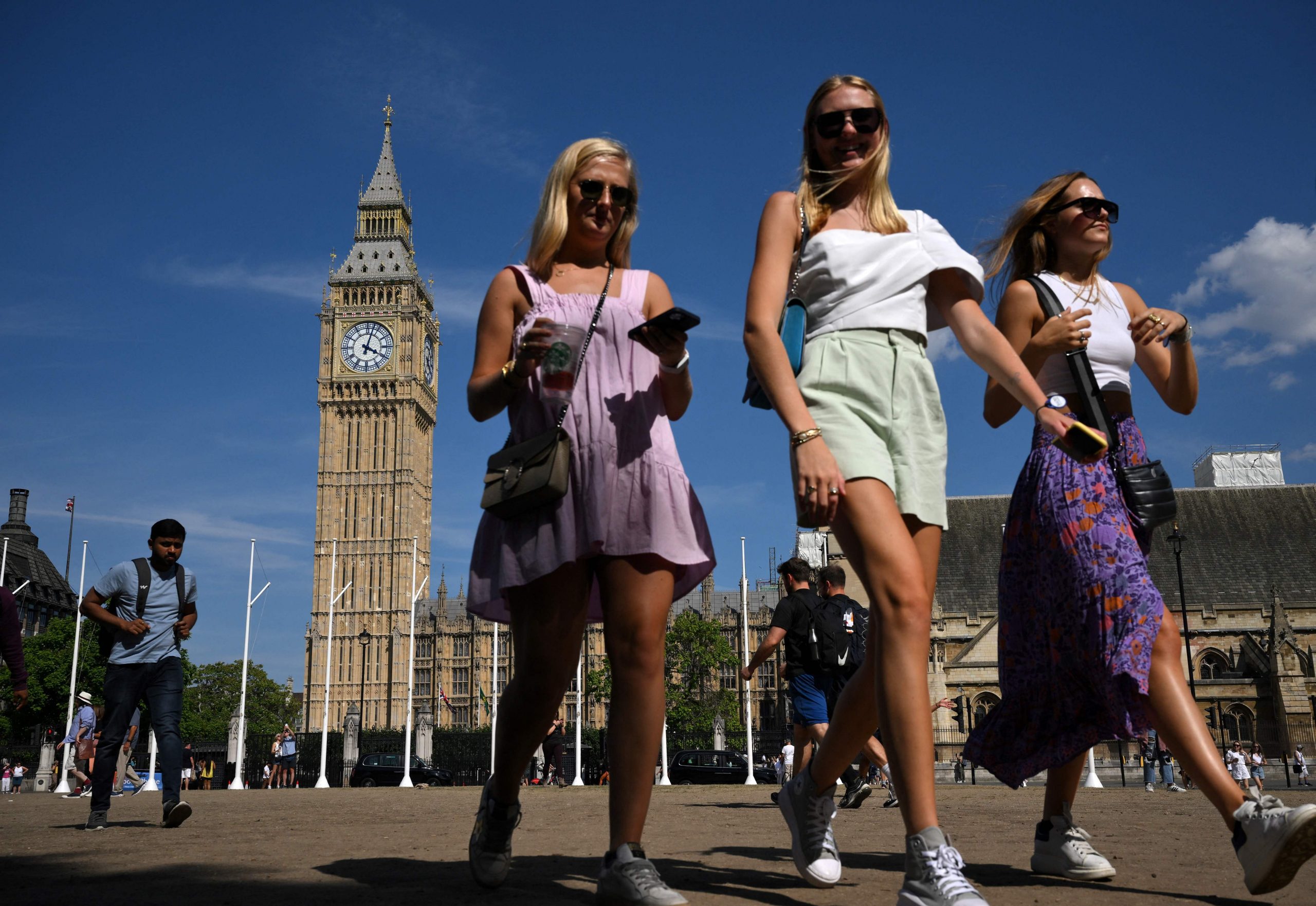 热浪烤欧洲 大面积山火 英40度高温吁少出门