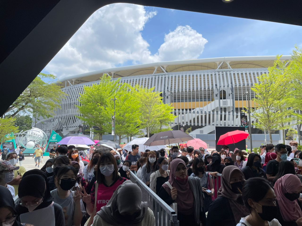 独家|为抢好位子看球赛 球迷顶大太阳 排队逾5小时