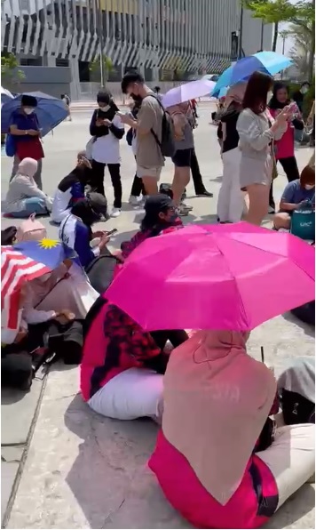 独家|为抢好位子看球赛 球迷顶大太阳 排队逾5小时