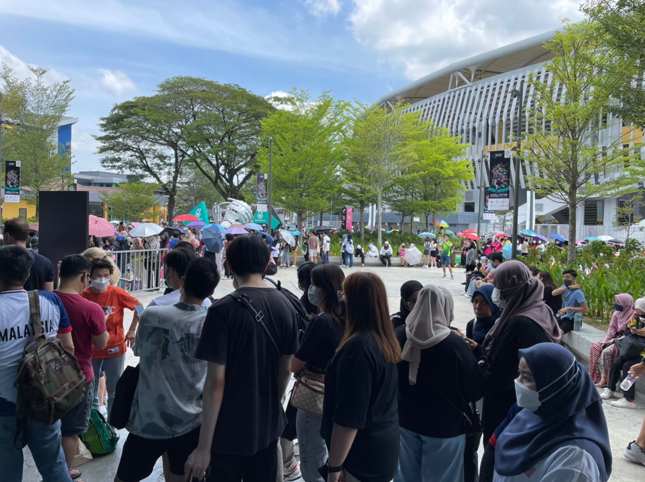 独家|为抢好位子看球赛 球迷顶大太阳 排队逾5小时