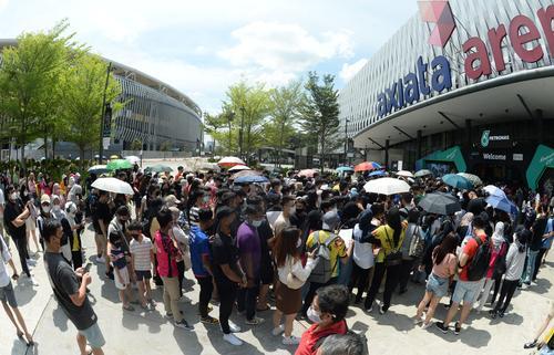 独家|亚通体育馆爆满 球迷投诉“买票来坐楼梯口”