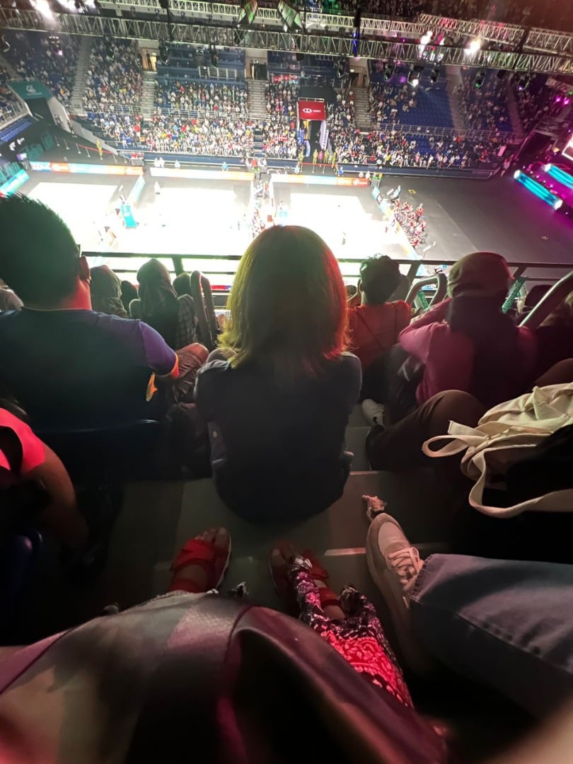 独家|亚通体育馆爆满 球迷投诉“买票来坐楼梯口”