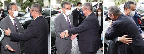 王毅赞“猫山王”蛋糕好味 称外长赛富丁是“好朋友”