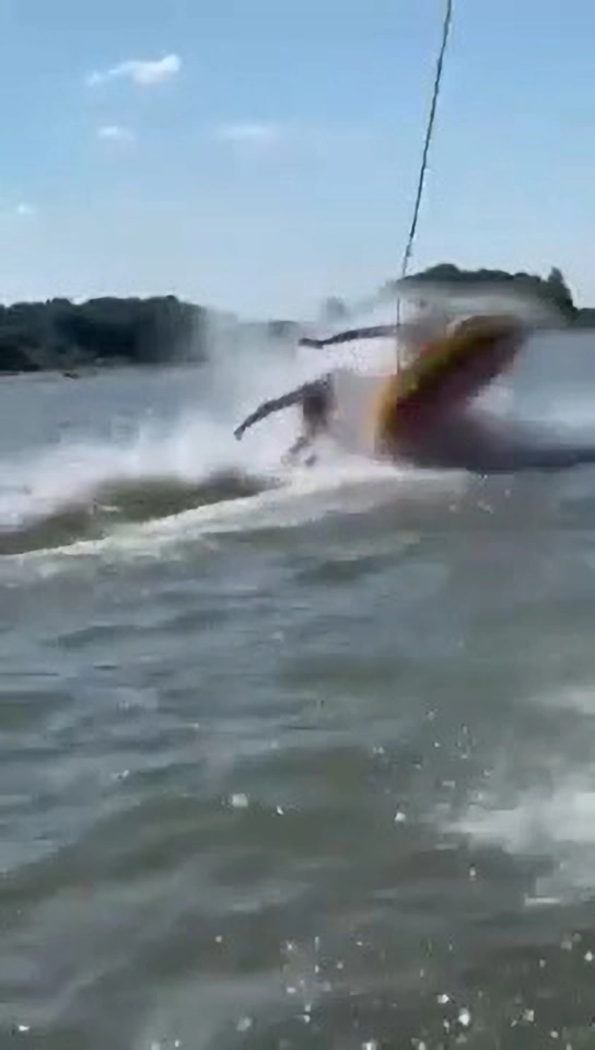 玩橡皮艇狂飙好开心 男子遭水上摩托撞飞惨死