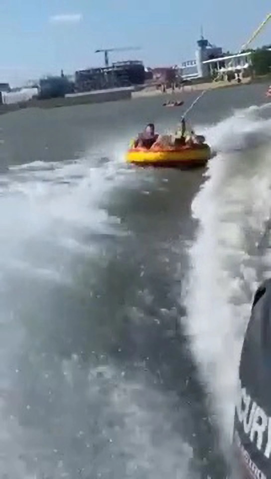 玩橡皮艇狂飙好开心 男子遭水上摩托撞飞惨死