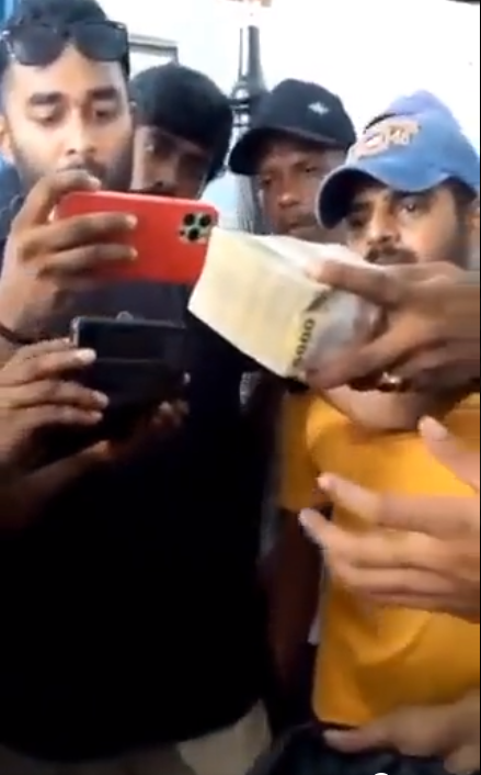 现场数钱画面曝光?!斯媒:抗议者在斯里兰卡总统府发现数百万现金