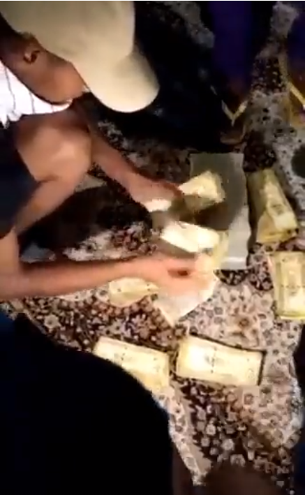 现场数钱画面曝光?!斯媒:抗议者在斯里兰卡总统府发现数百万现金