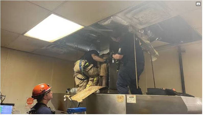 男子爬通风口闯披萨店受困险闷死 