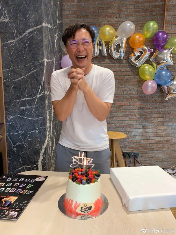 相隔1年更新IG 陈奕迅晒半脸自拍照贺48岁生日
