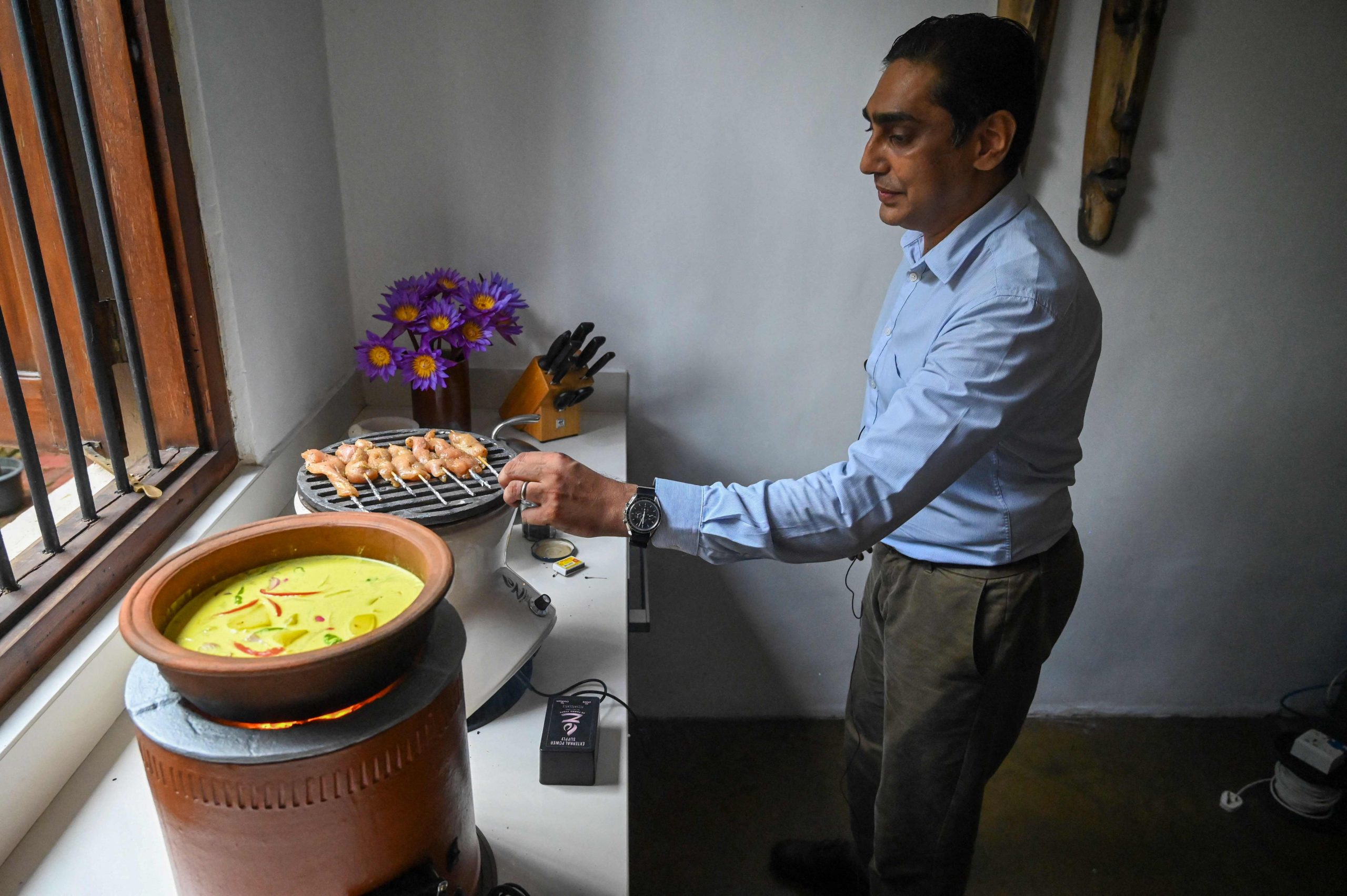 看世界 斯里兰卡人没气没油 被迫烧柴用碳煮食