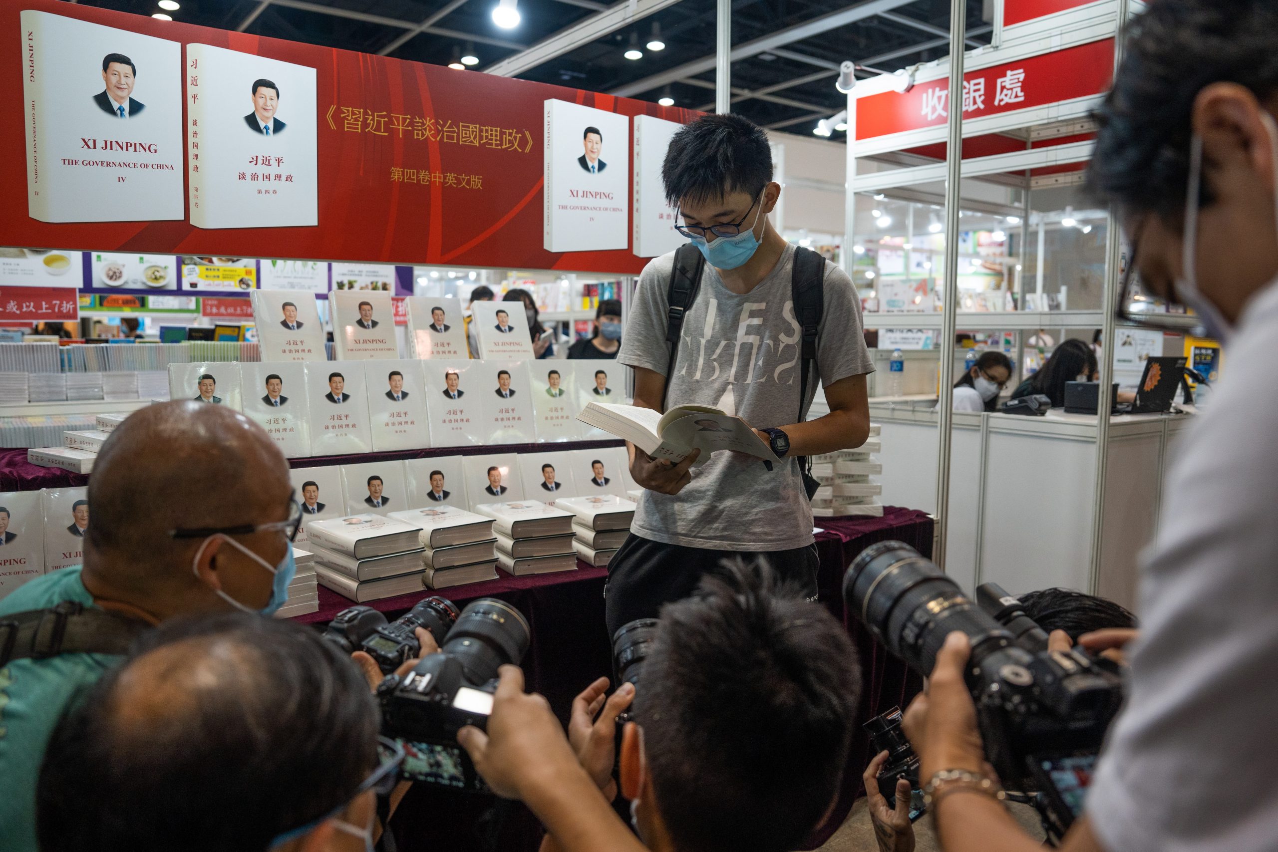 看世界两图）书展首日人流减 社运书近绝迹 习近平书籍 5书商放当眼处