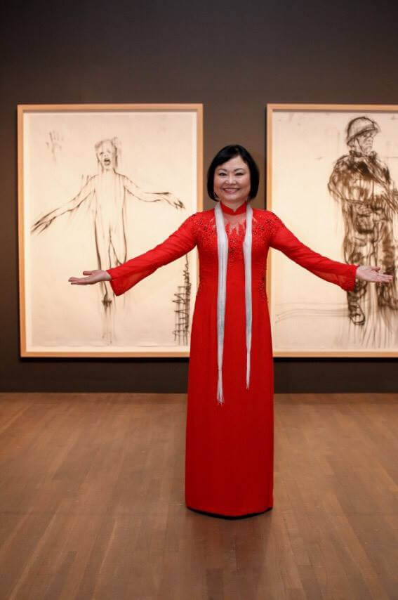 看世界两图)女童越战中烧夷弹裸奔 50年后终完成皮肤治疗