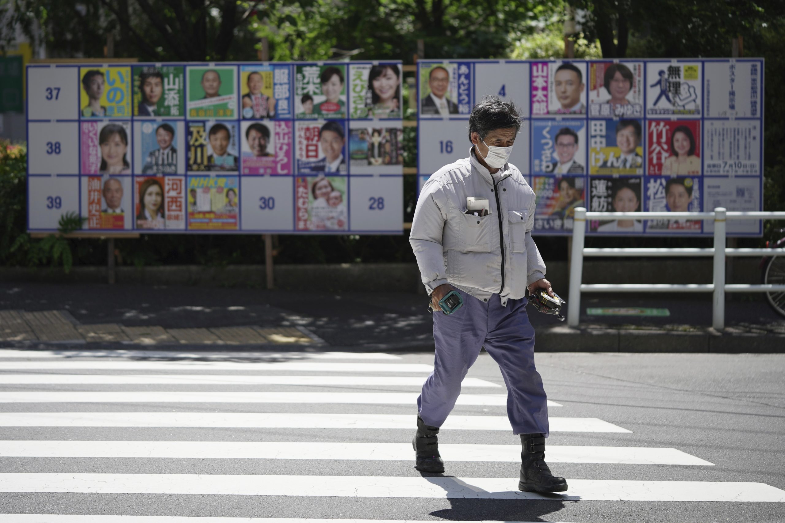 看世界)东京酷暑岸田为大选站台 民众热晕一度中断演说