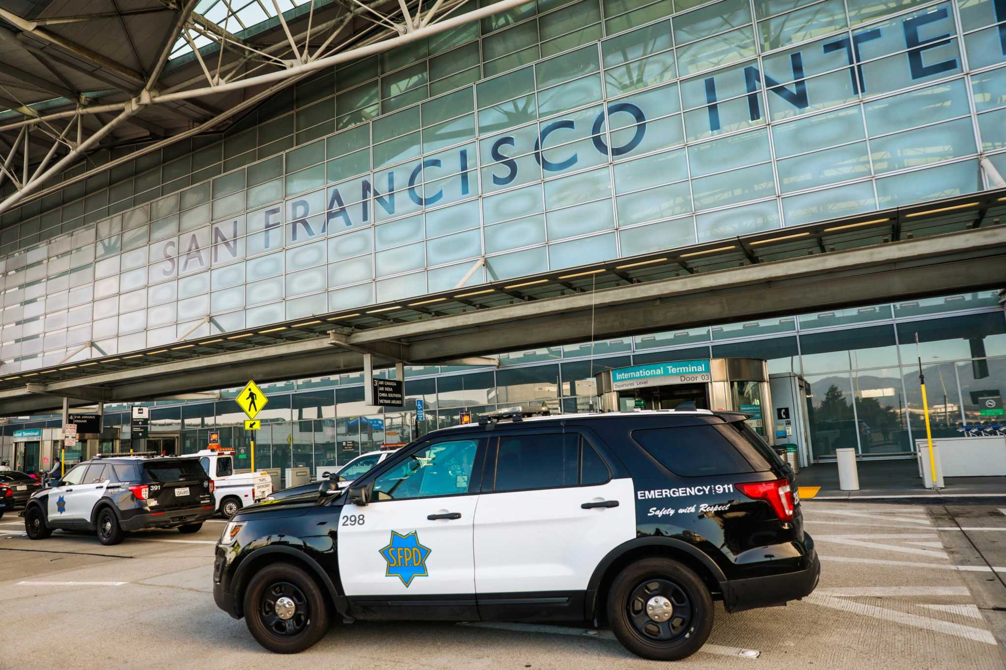 看世界)旧金山机场炸弹惊魂扣押一名男子