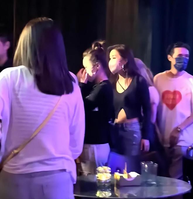 神秘帅哥酒吧贴心同行 阿娇传新恋情