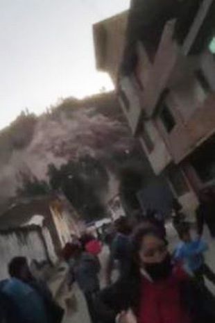 秘鲁山崩瞬间吞噬150栋民宅 死伤未明