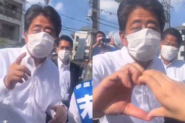 答应民众合照 安倍腼腆手比爱心