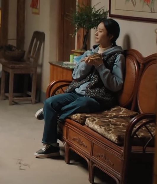 粉丝疯狂购买同款 赵丽颖袜子“4字标语”登热搜