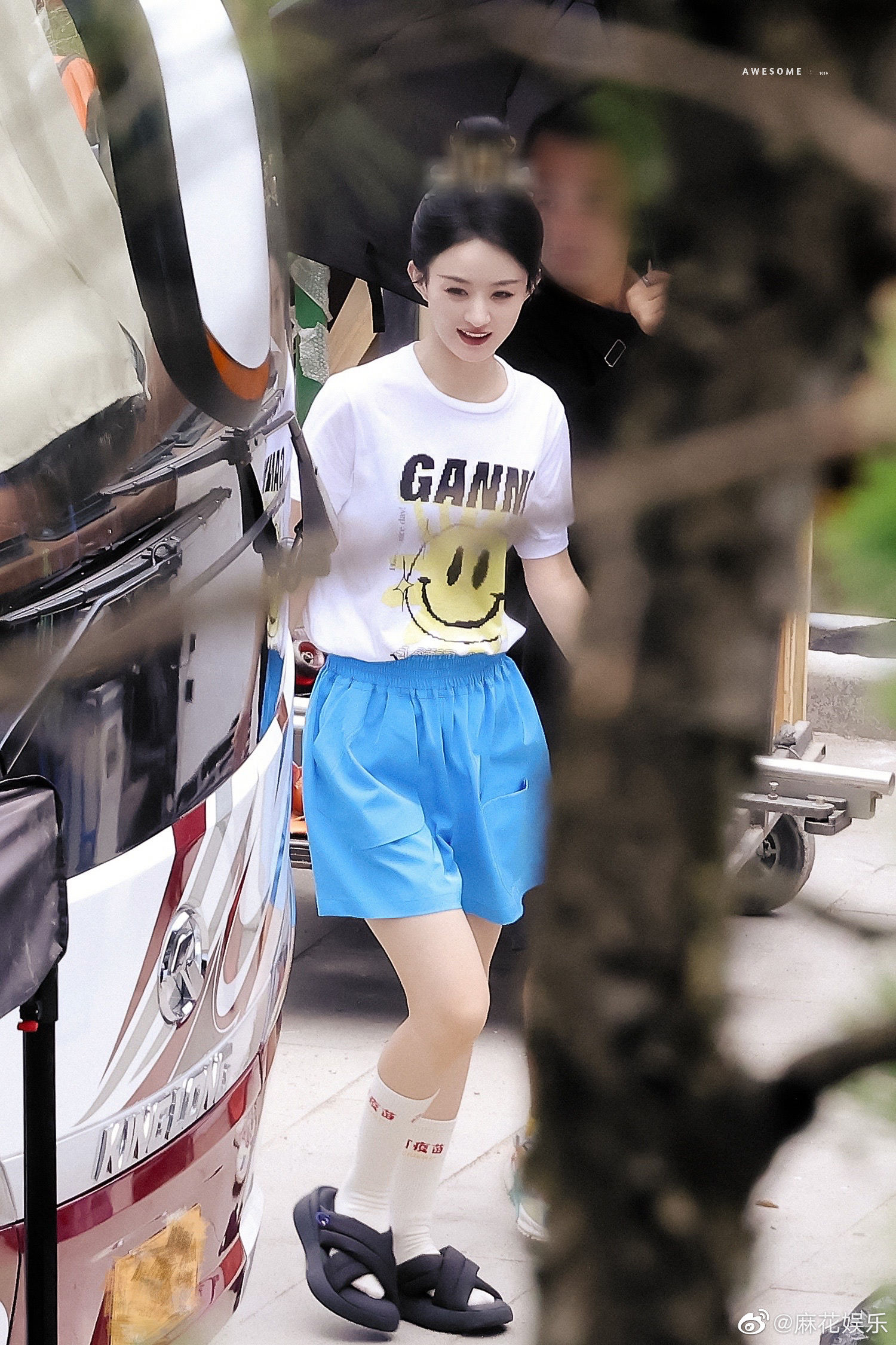 粉丝疯狂购买同款 赵丽颖袜子“4字标语”登热搜