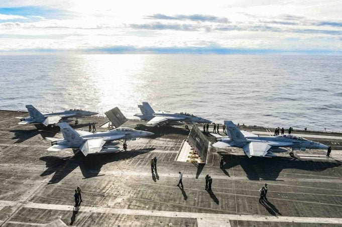 美军航母地中海突遇强风 大黄蜂战机被吹落海