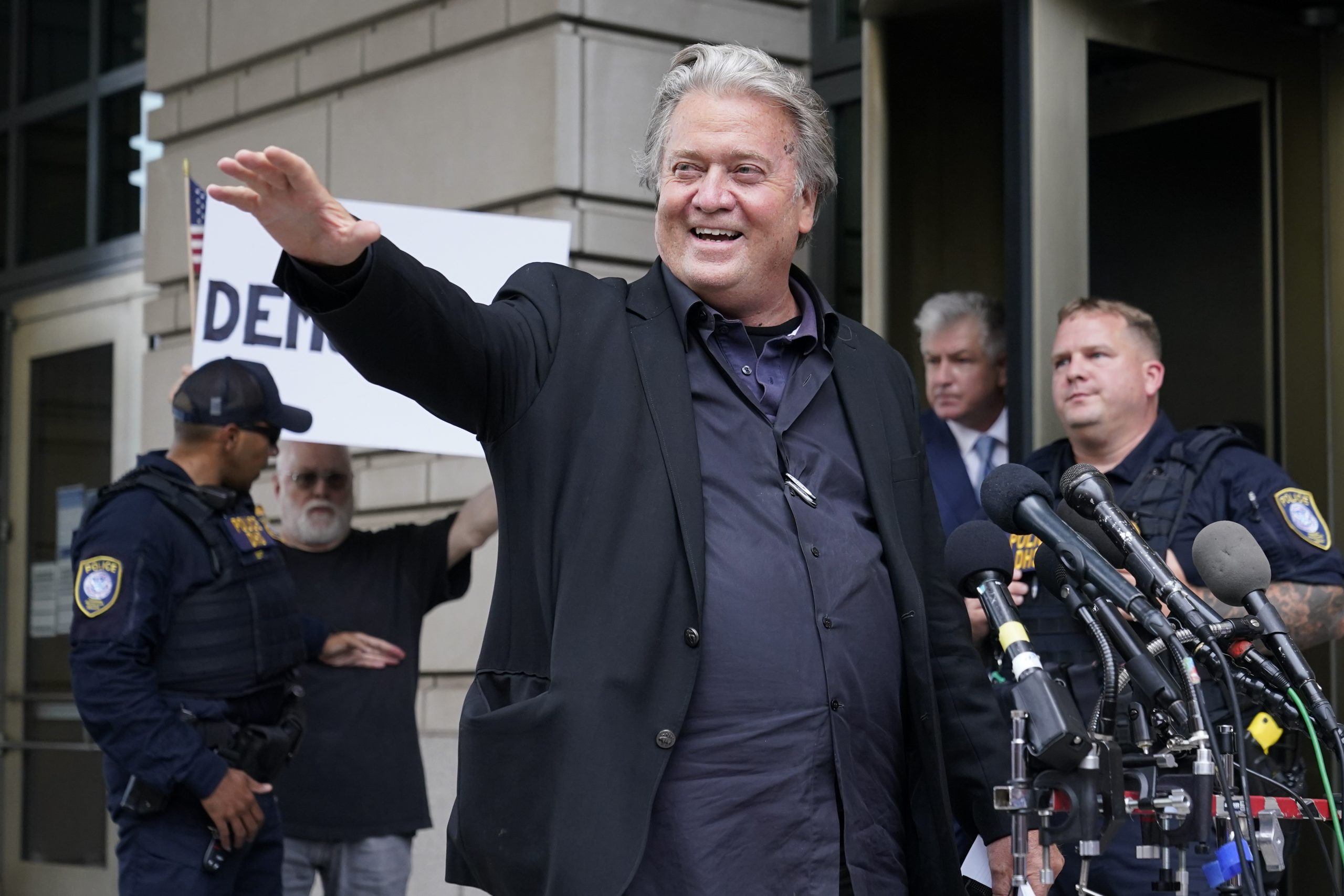 美国国会暴乱：班农藐视国会案周一开始审判