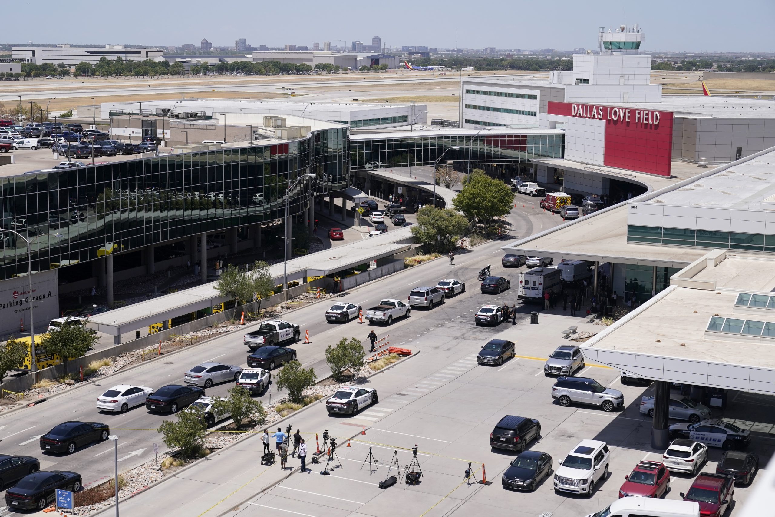 美国得州机场枪手朝天花板开枪 遭制伏幸无伤亡