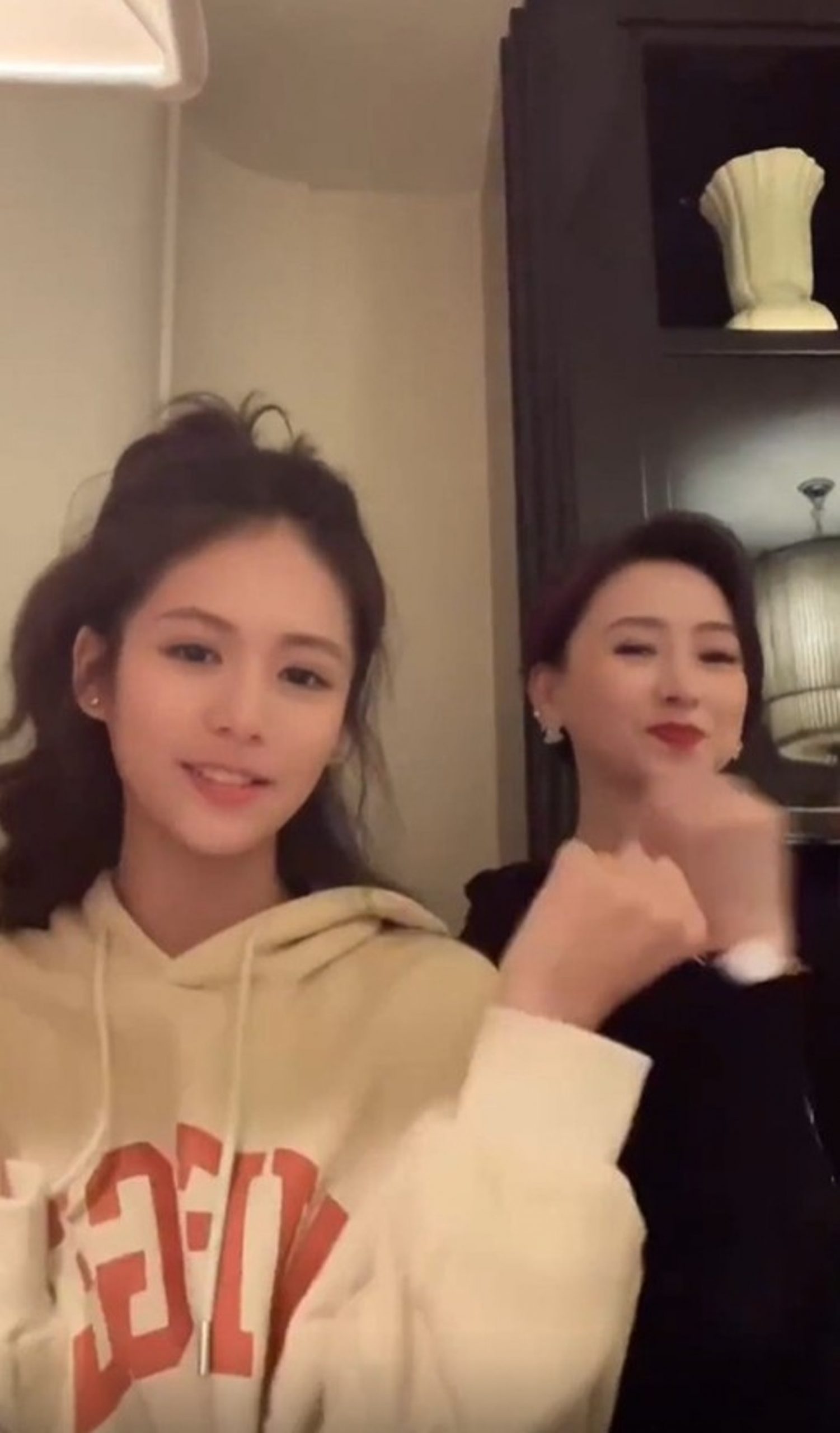 翁虹合体14岁女儿跳手势舞 网惊呆:很久没看到这么漂亮星二代!