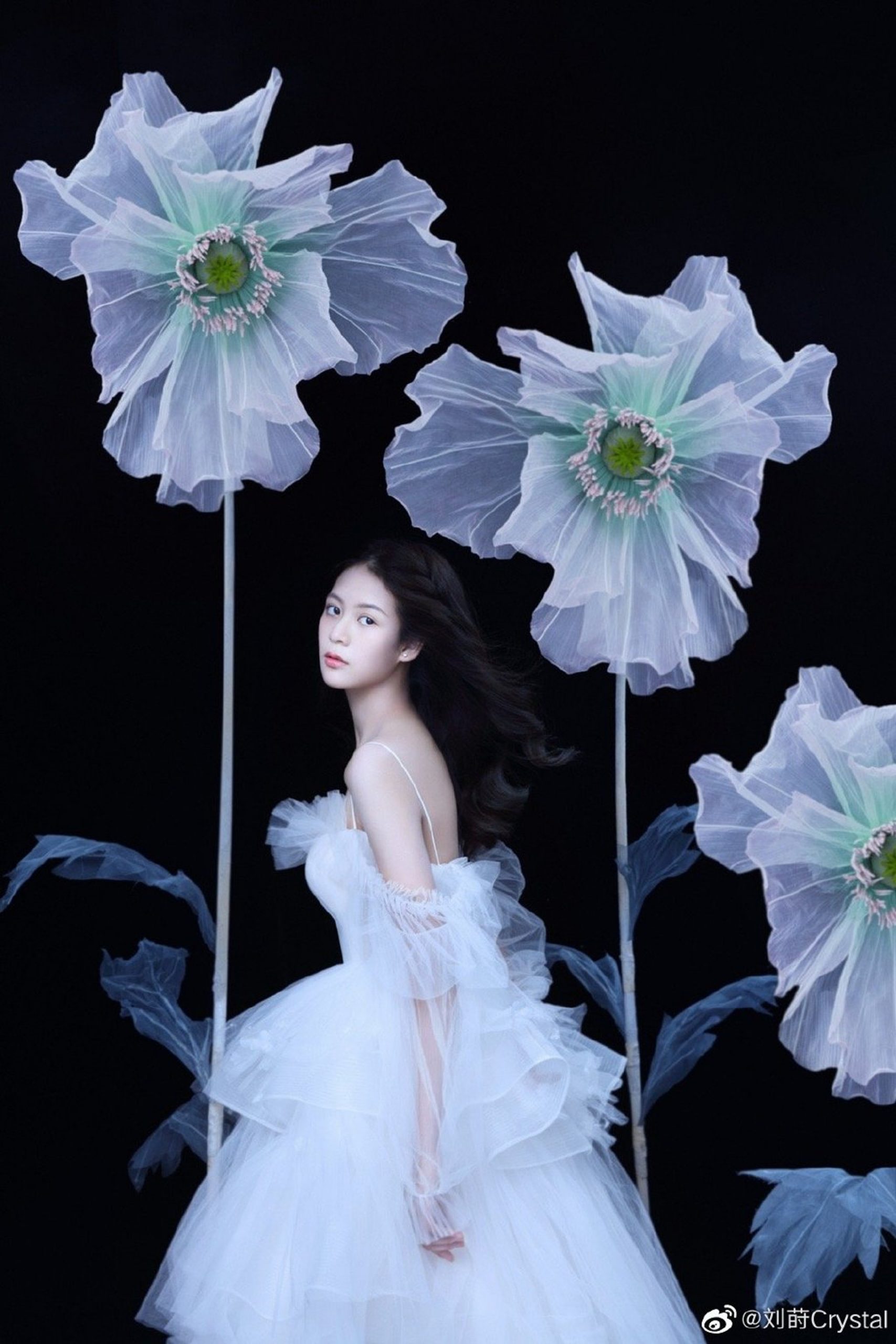 翁虹合体14岁女儿跳手势舞 网惊呆:很久没看到这么漂亮星二代!