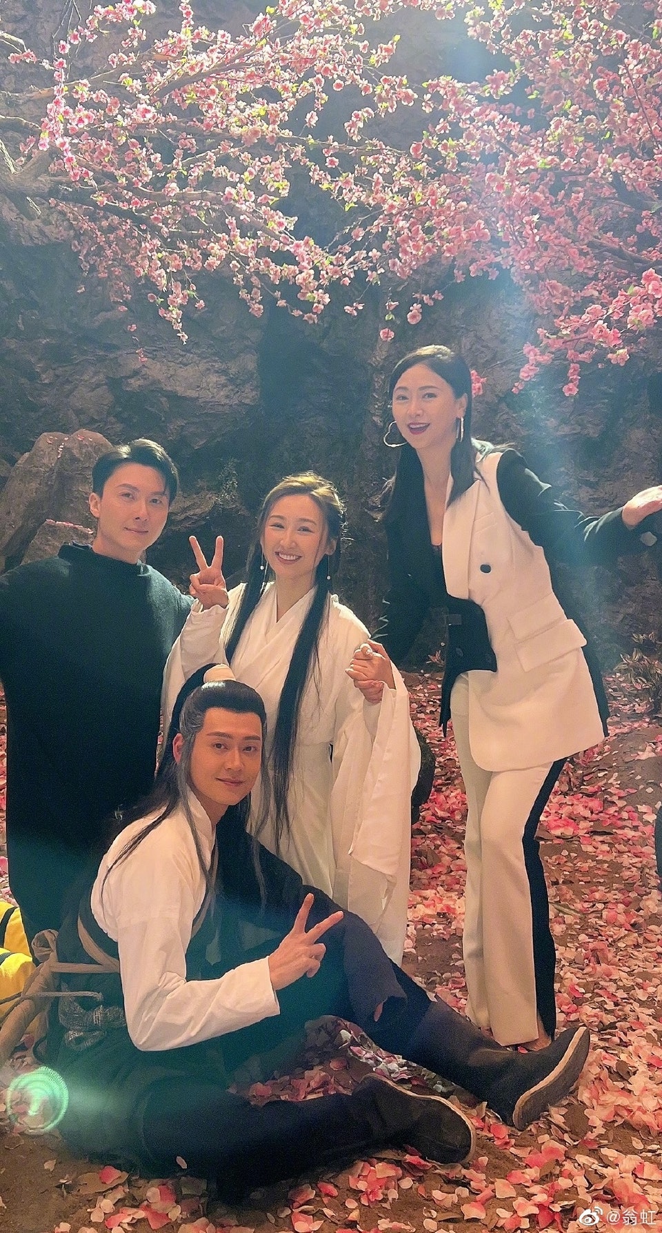 翁虹合体14岁女儿跳手势舞 网惊呆:很久没看到这么漂亮星二代!