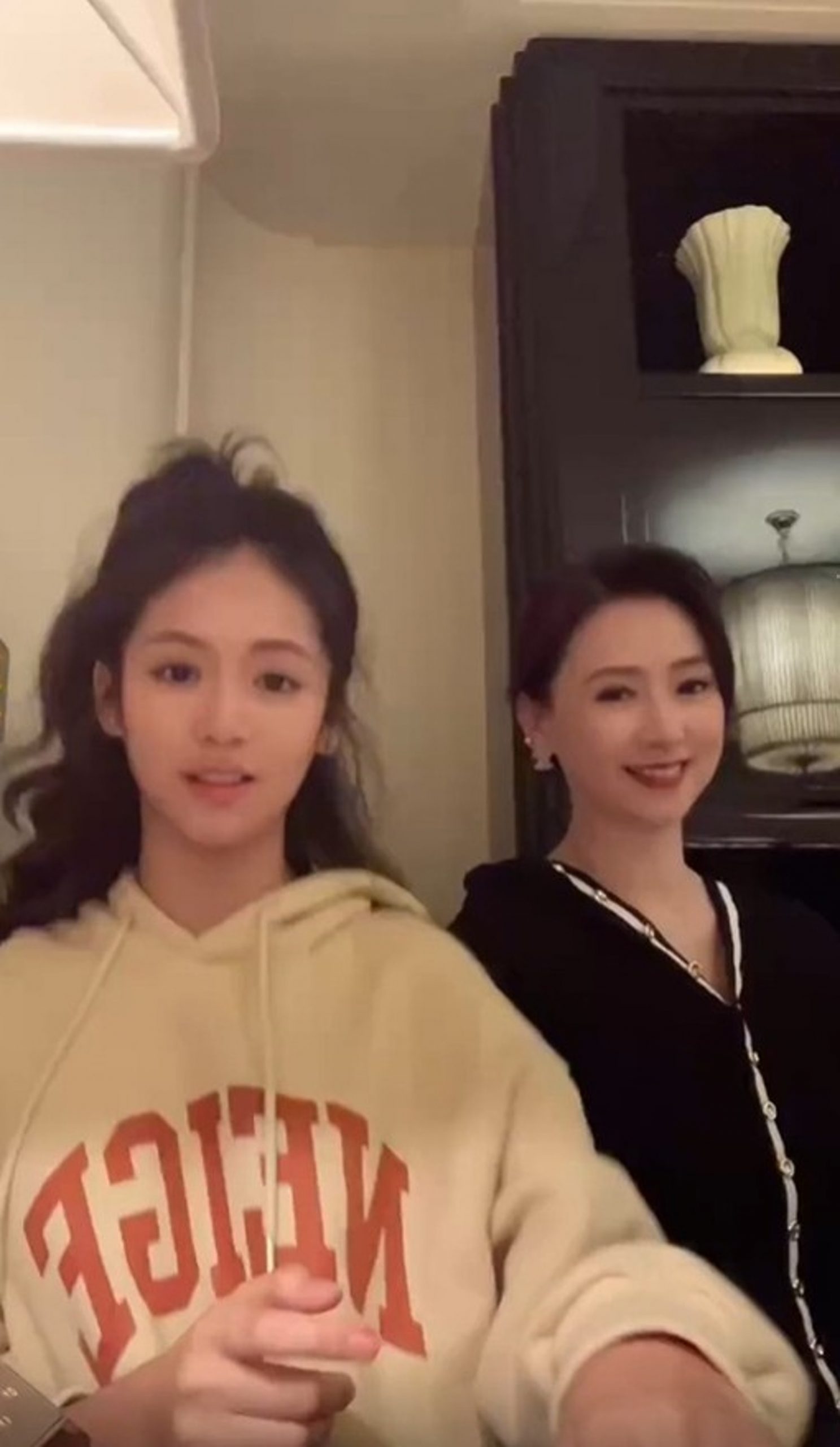 翁虹合体14岁女儿跳手势舞 网惊呆:很久没看到这么漂亮星二代!