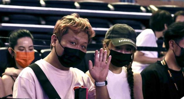 脑出血后首次公开露面  纳豆染粉色发气色红润