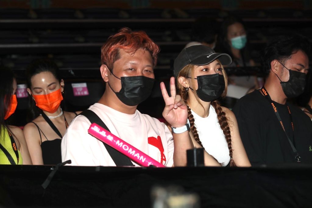 脑出血后首次公开露面  纳豆染粉色发气色红润