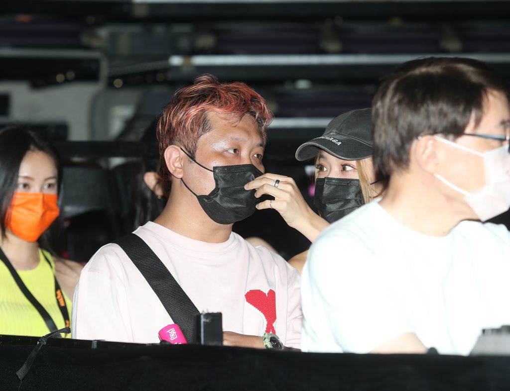 脑出血后首次公开露面  纳豆染粉色发气色红润