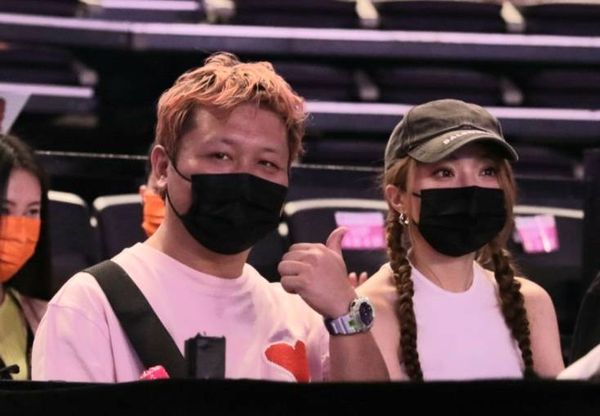 脑出血后首次公开露面  纳豆染粉色发气色红润