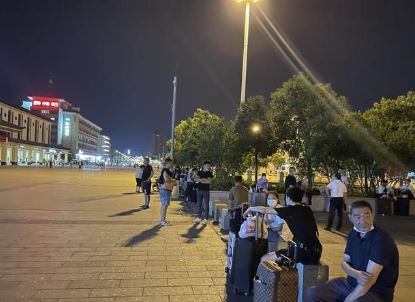 西安爆BA.5本土案例!火车站涌现人潮 民众拖行李趁管控前离开