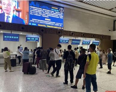 西安爆BA.5本土案例!火车站涌现人潮 民众拖行李趁管控前离开