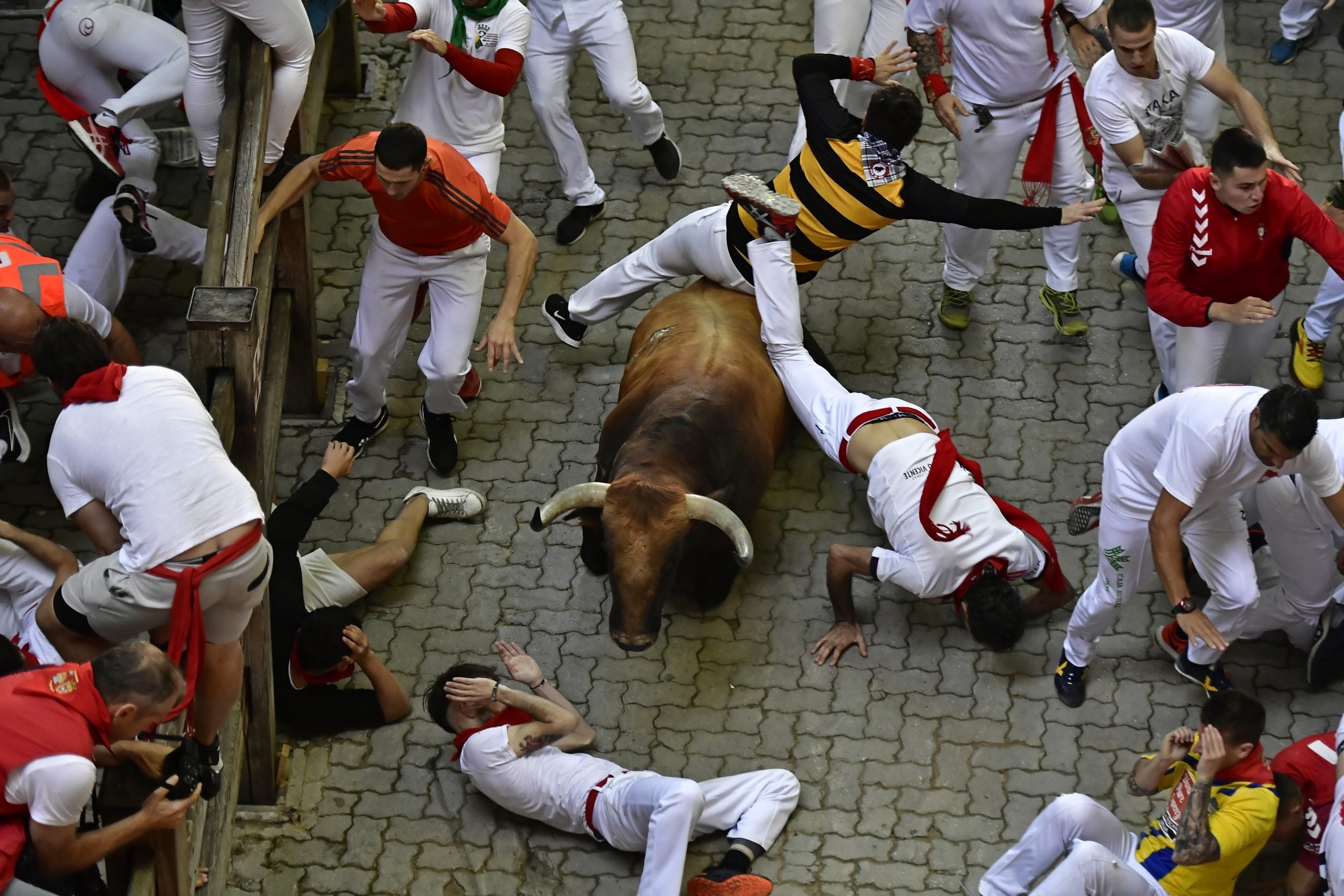 西班牙奔牛节血腥大逃亡　男子小腿被牛角刺穿！