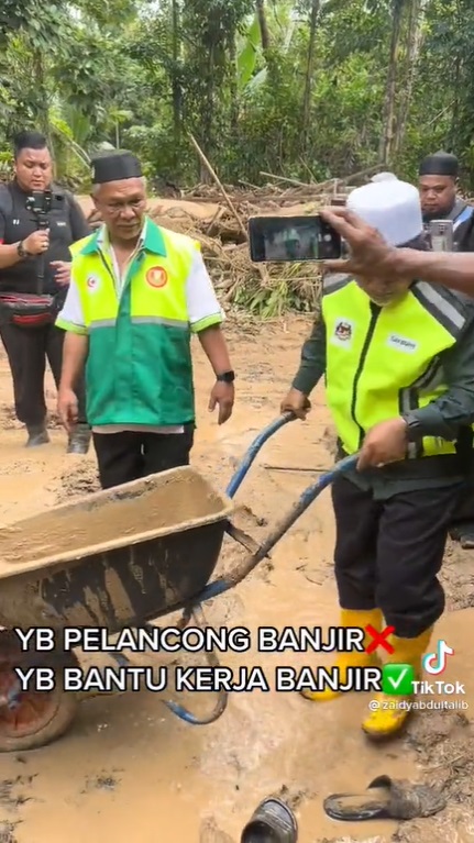 视频 | 环境部长清理烂泥被骂作秀·网民：衣服乾净 摄影师围绕