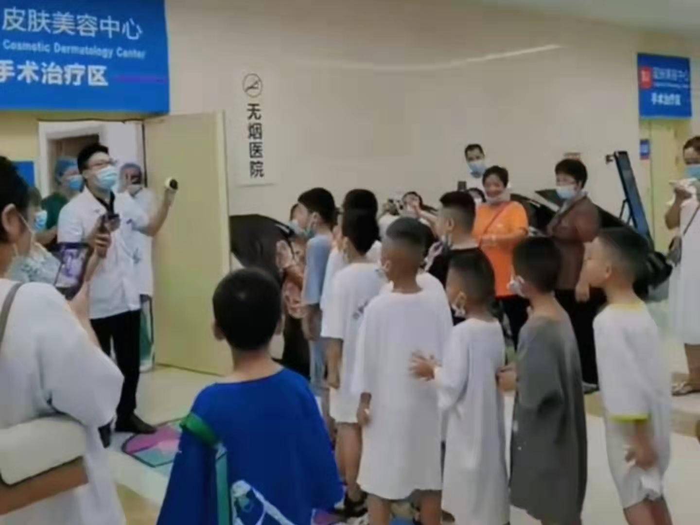 视频|组团到医院割包皮 小男孩合唱《孤勇者》壮胆